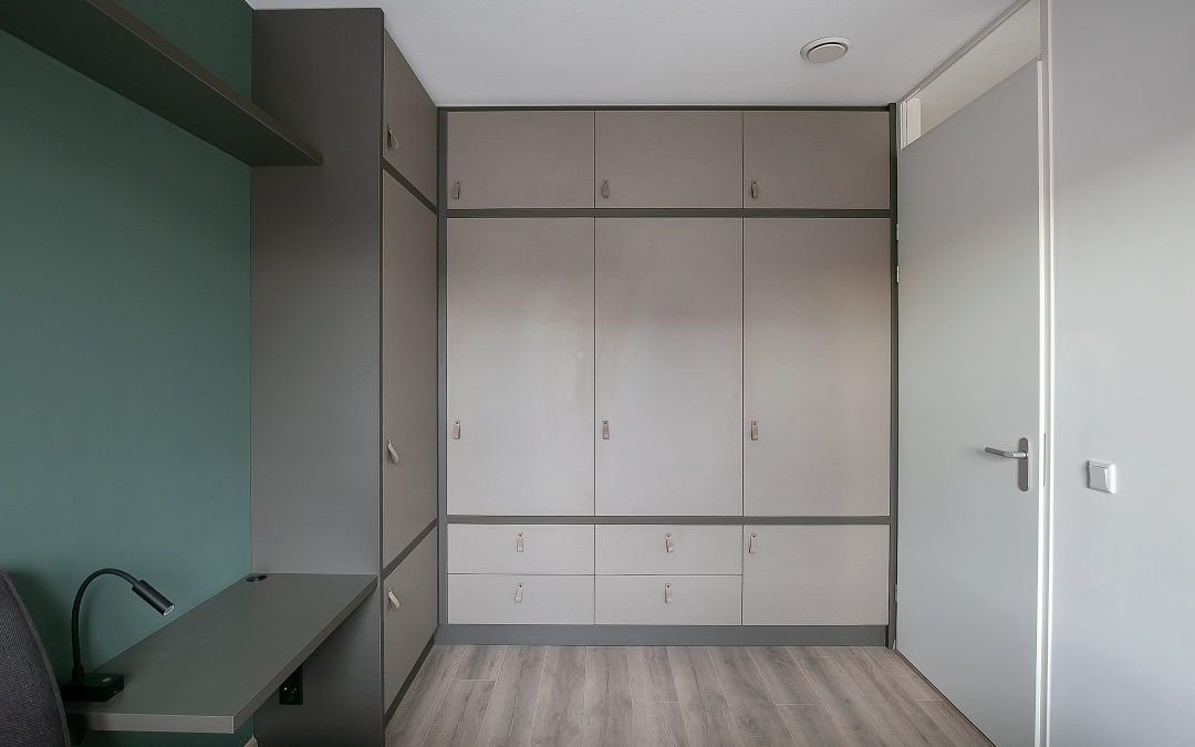Ruime kledingkast van 3 meter breed voor kledingopslag