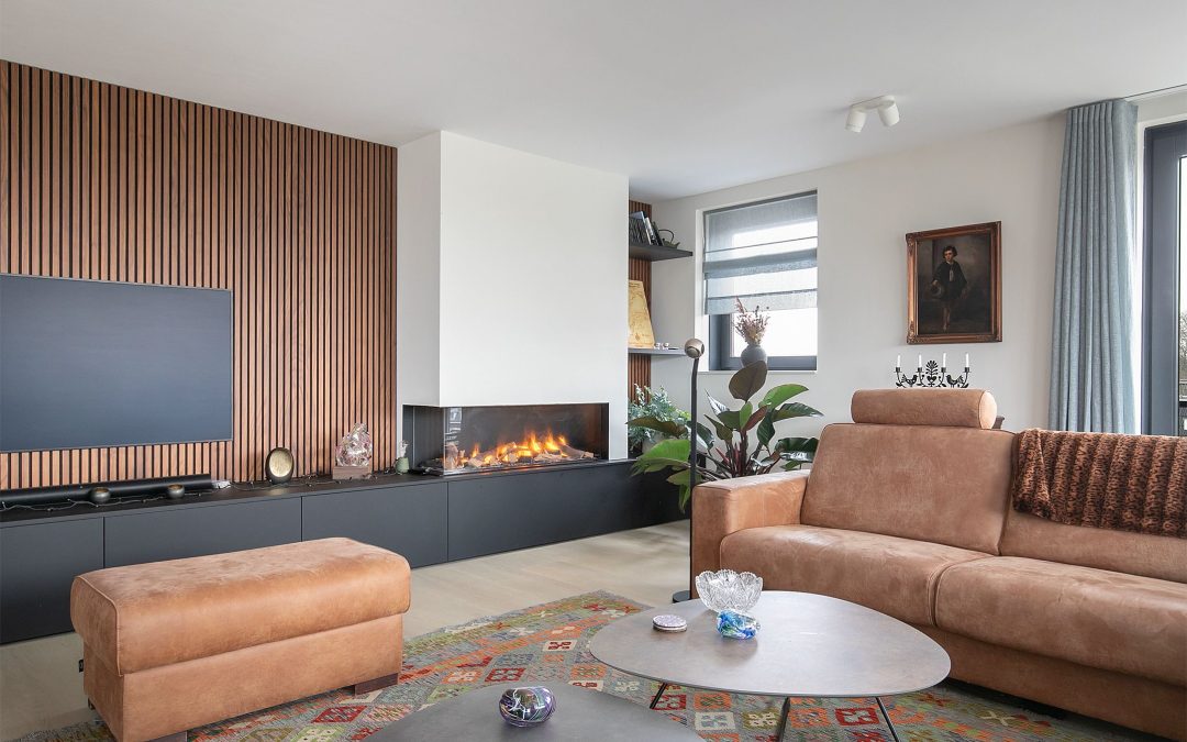 Op maat gemaakte schouwkast voor moderne haard.